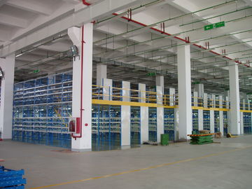 Dua Tier Flooring Industri Mezzanine lantai Rak 5m Tinggi dengan Side Dewan