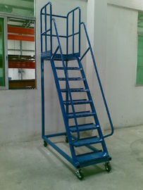 pengguna memilih peralatan industri memanjat tangga tinggi dengan roda bergerak