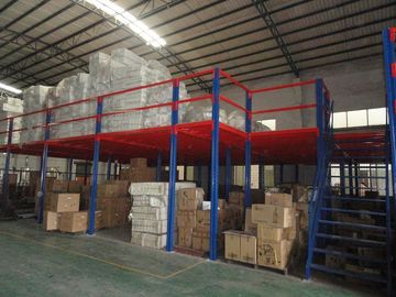 Heavy Duty Lantai Industri Mezzanine Disesuaikan Dengan Pegangan / Tangga / lift